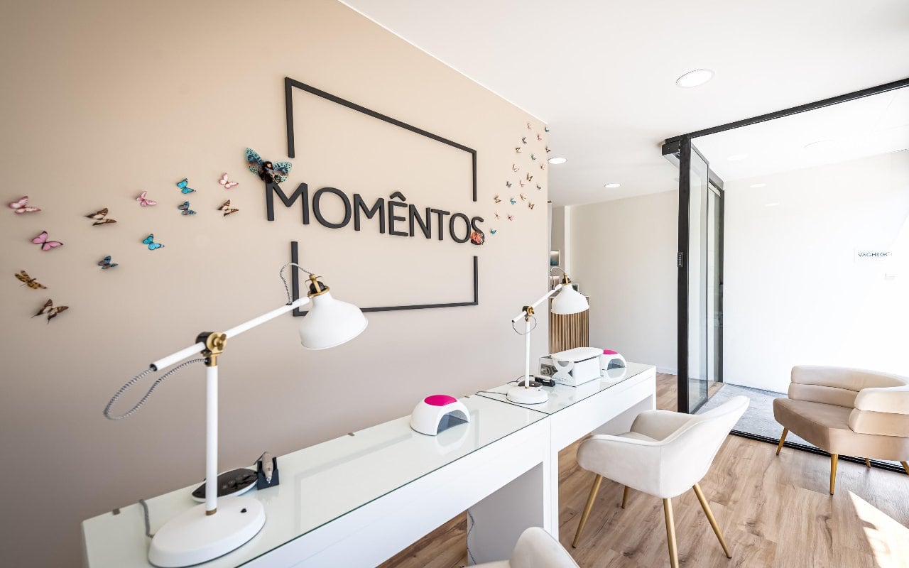Recepción de MOMÊNTOS, con el nombre del centro en la pared rodeado de mariposas decorativas